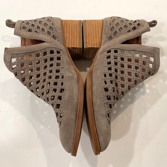 JEFFREY CAMPBELL Taggart Ankle Booties Taupe Suede Size 7.5 Excellent Condition - Picture 8 of 13